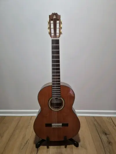 Guitarra clásica de madera en buen estado - miniatura 3