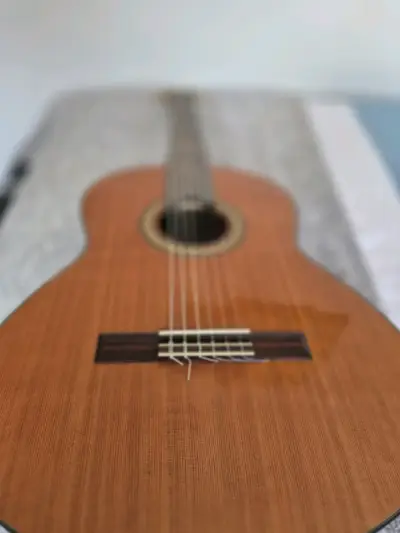 Guitarra clásica de madera en buen estado - miniatura 4