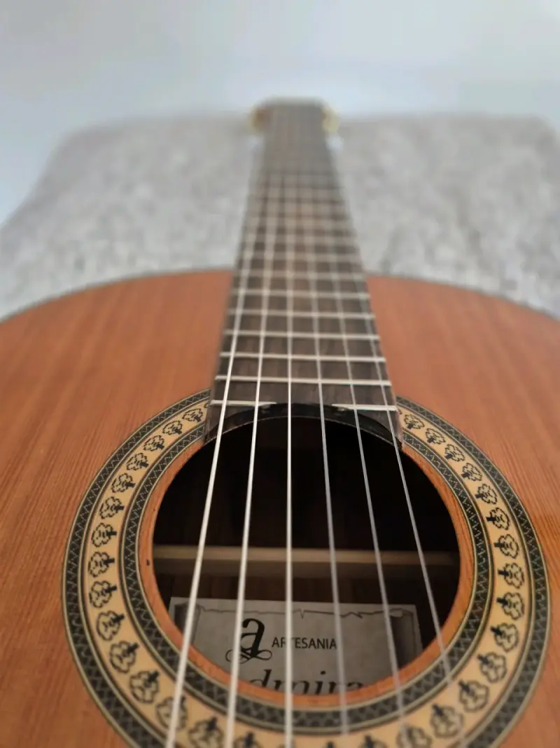 Guitarra clásica de madera en buen estado - 6