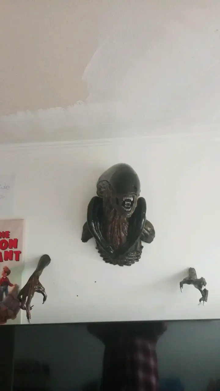 Cabeza decorativa de Alien en pared