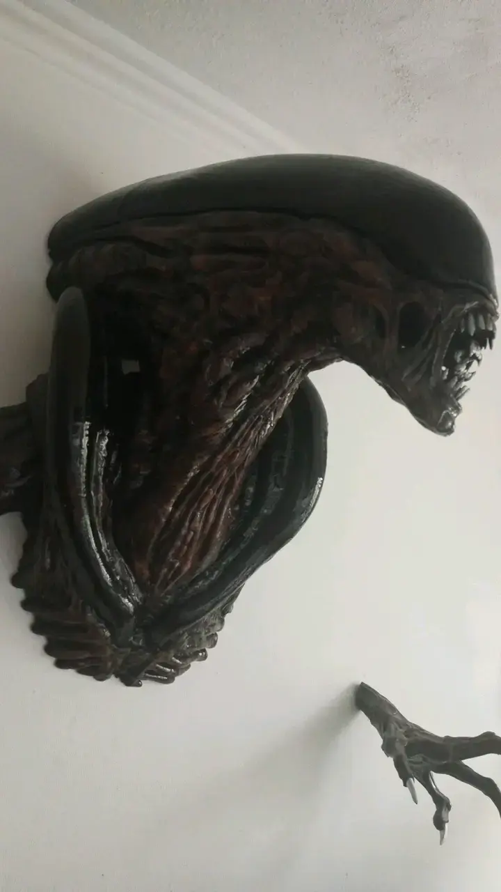 Cabeza decorativa de Alien en pared - 2