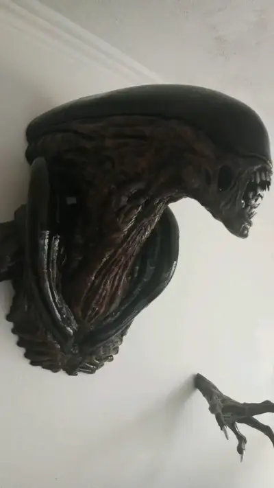 Cabeza decorativa de Alien en pared - miniatura 2