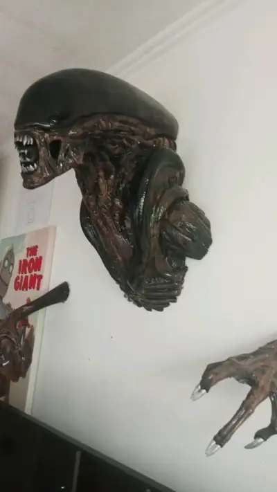 Cabeza decorativa de Alien en pared - miniatura 3