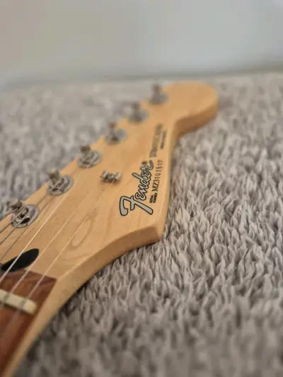 Guitarra eléctrica Fender Stratocaster (mexicana) - miniatura 2
