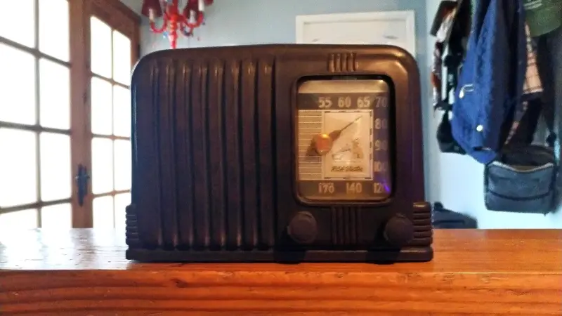 Radio vintage RCA Victor café oscuro