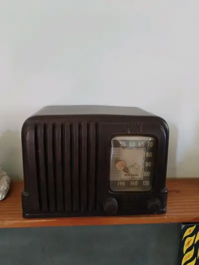 Radio vintage RCA Victor café oscuro - miniatura 2
