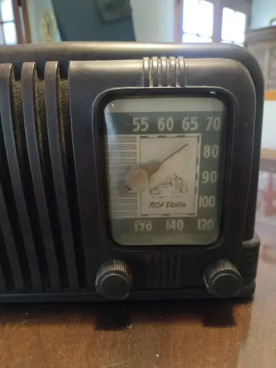 Radio vintage RCA Victor café oscuro - miniatura 3