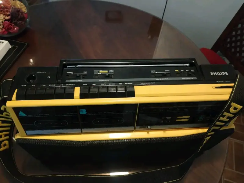 Radio cassette Philips vintage amarillo
