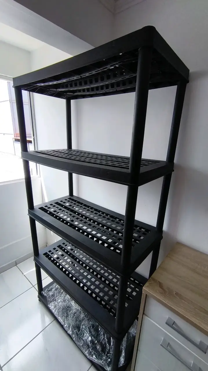 Estante de plástico negro de 4 niveles