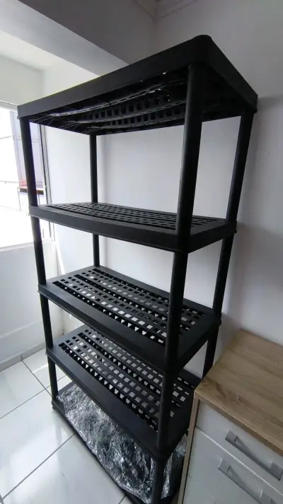 Estante de plástico negro de 4 niveles - miniatura 1