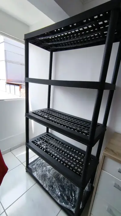 Estante de plástico negro de 4 niveles - miniatura 2