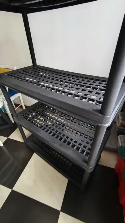 Estante de plástico negro de 4 niveles - miniatura 4