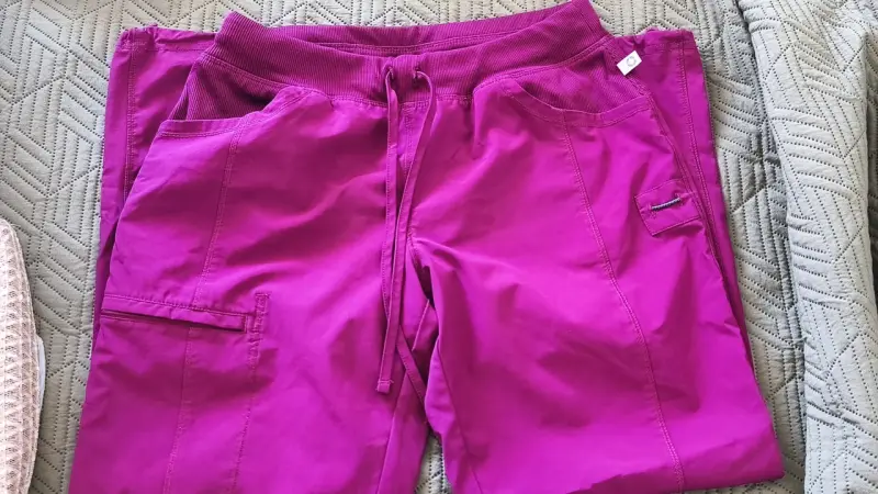Pantalón médico burdeo