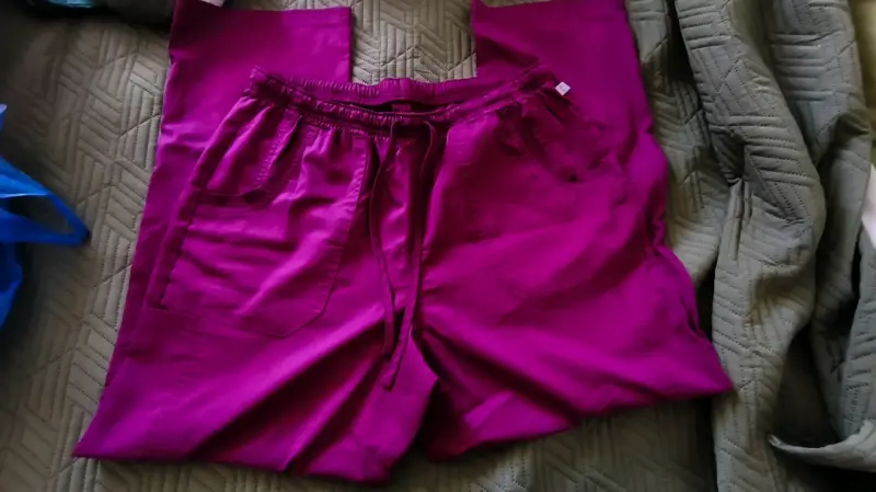 Pantalón burdeo clínico