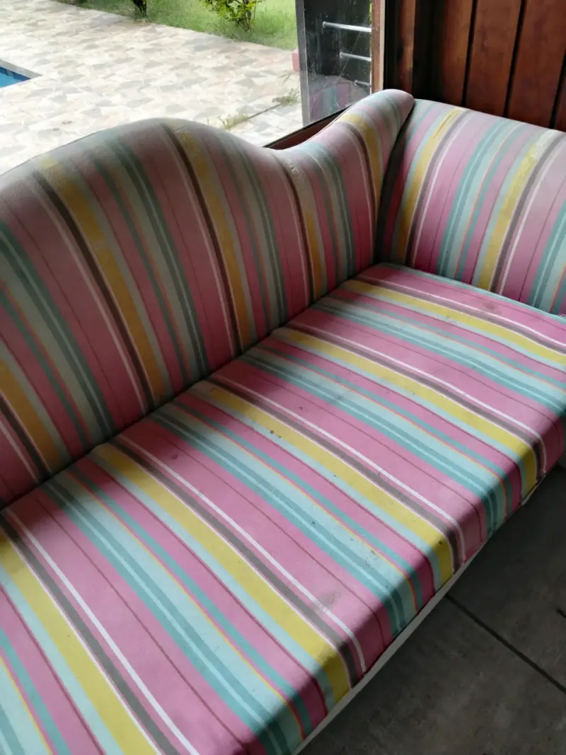 Sofá vintage de rayas multicolor