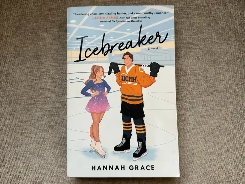 Libro 'Icebreaker' de Hannah Grace en inglés