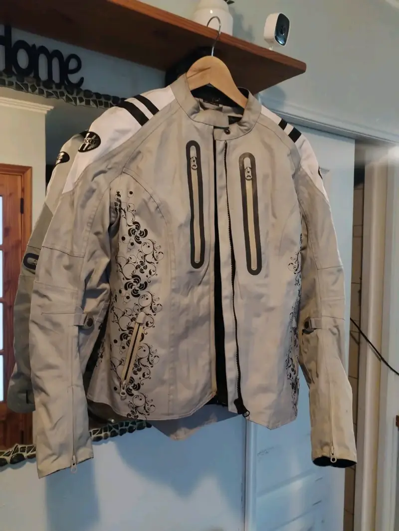 Chaqueta de moto gris con diseño floral
