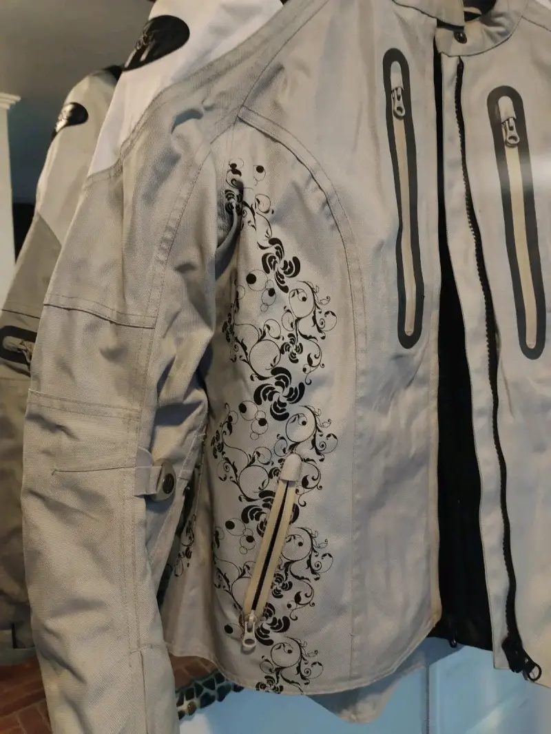 Chaqueta de moto gris con diseño floral - 2