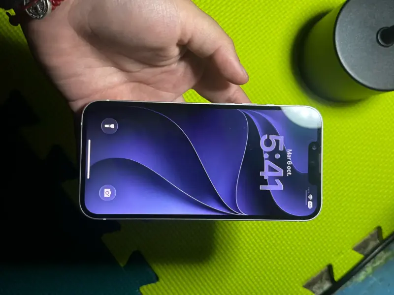 iPhone 13 con 128GB en buen estado - 2