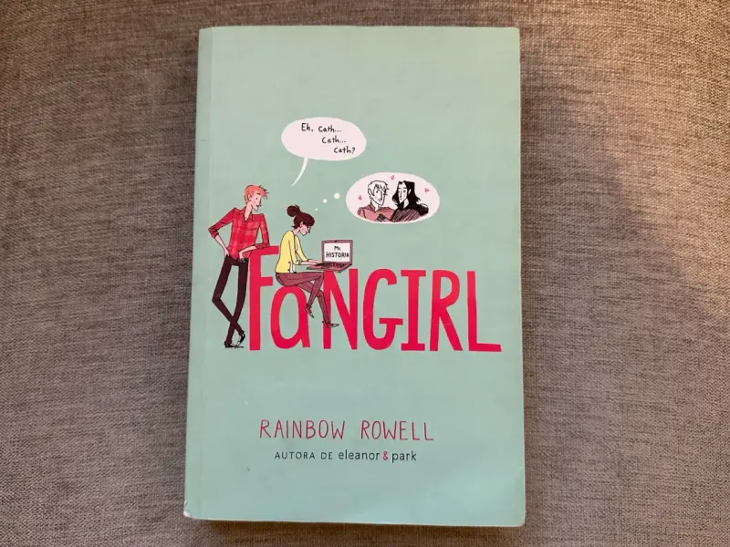 Libro 'Fangirl' de Rainbow Rowell en buen estado