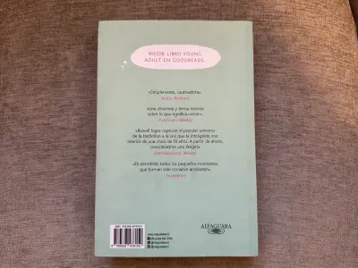 Libro 'Fangirl' de Rainbow Rowell en buen estado - miniatura 2