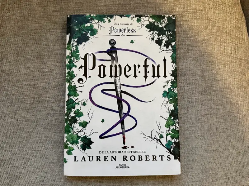 Libro 'Powerful' de Lauren Roberts en buen estado
