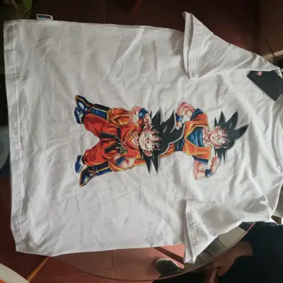 Polera blanca Dragon Ball con estampado Goku - miniatura 1