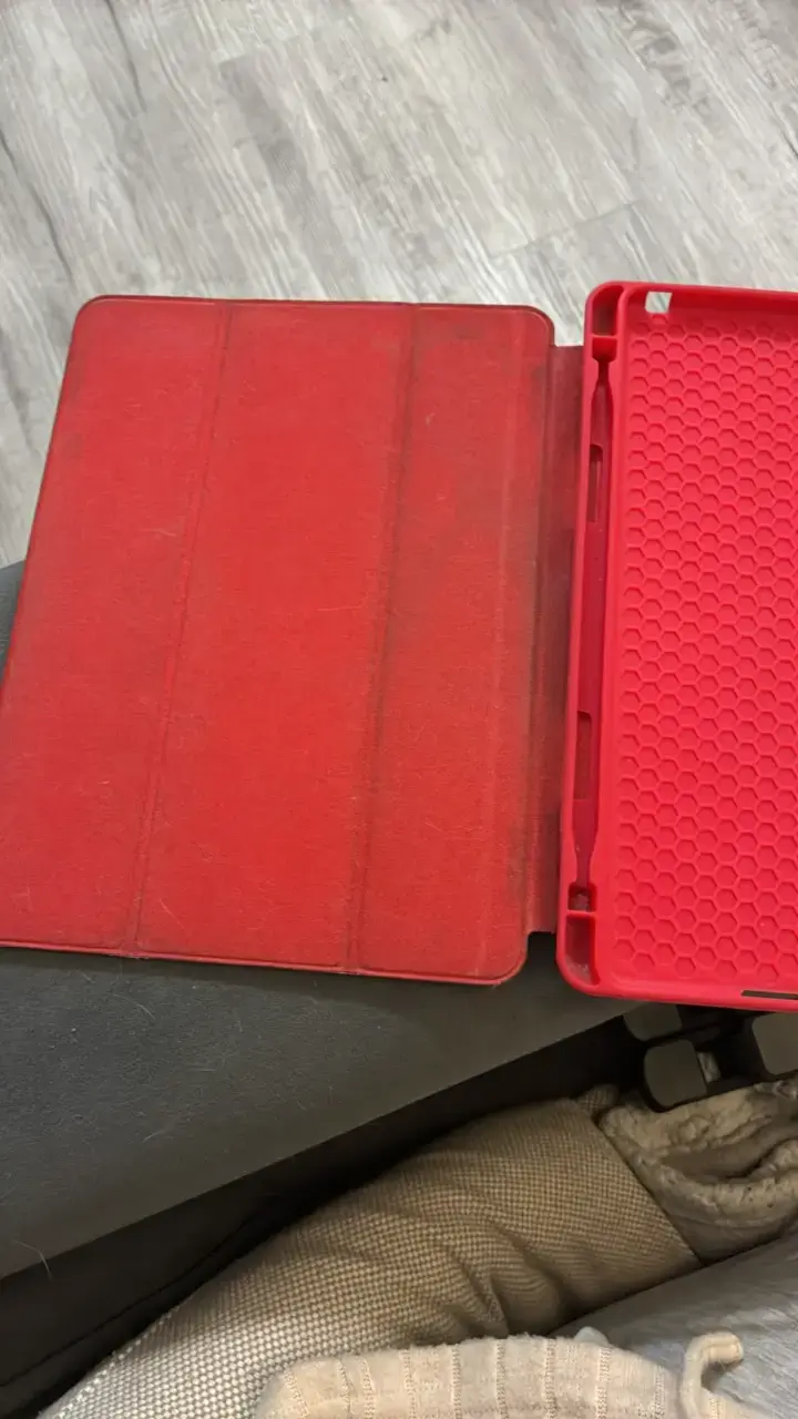 Funda roja para iPad 9na Gen con tapa plegable - 2