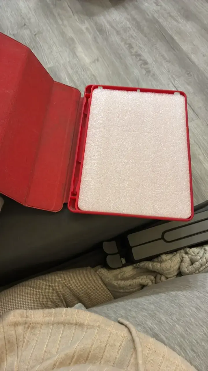 Funda roja para iPad 9na Gen con tapa plegable - 3