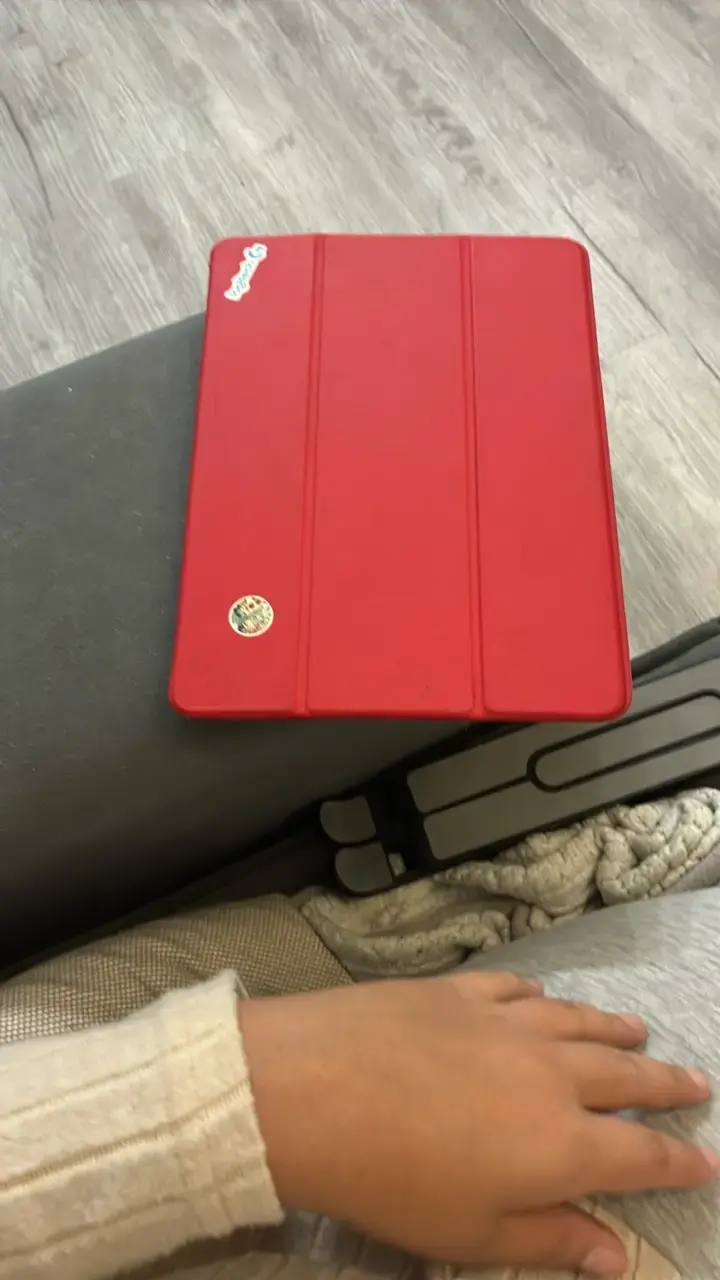 Funda roja para iPad 9na Gen con tapa plegable - 4
