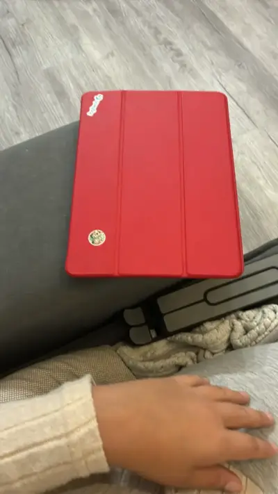 Funda roja para iPad 9na Gen con tapa plegable - miniatura 4