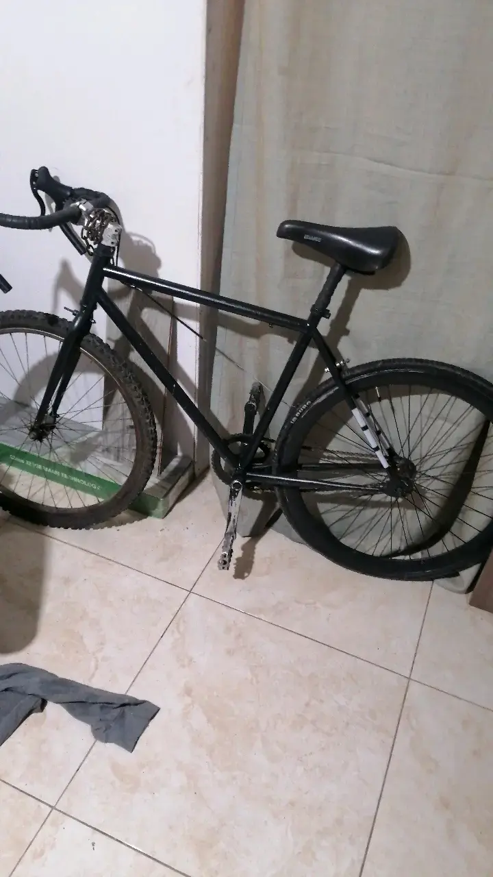 Bicicleta de montaña negra en buen estado