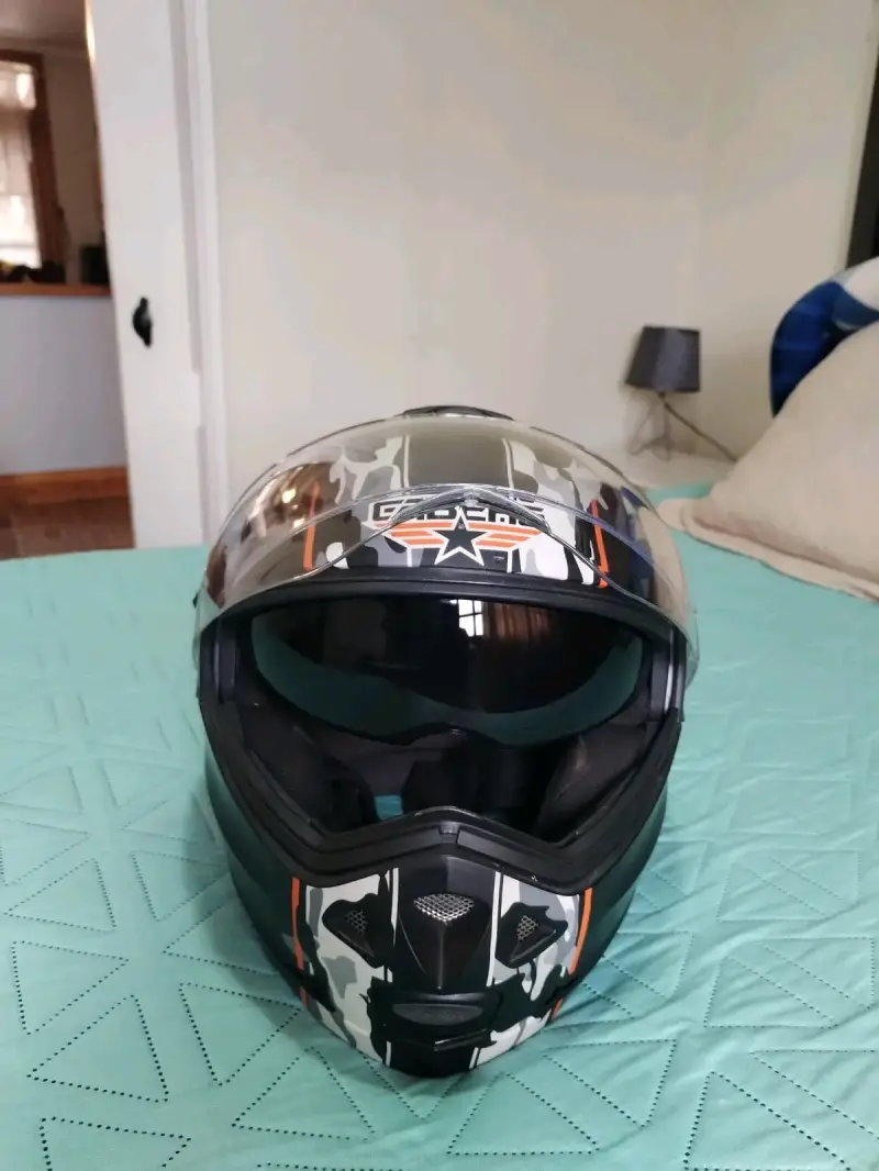 Casco de moto Caberg con diseño camuflaje