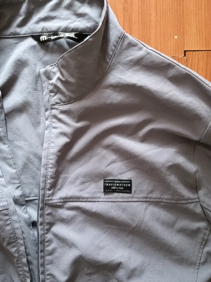 Chaqueta gris Travis Mathew para hombre - 2