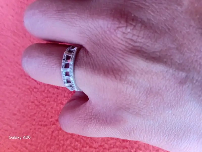 Anillo de plata con piedra roja elegante