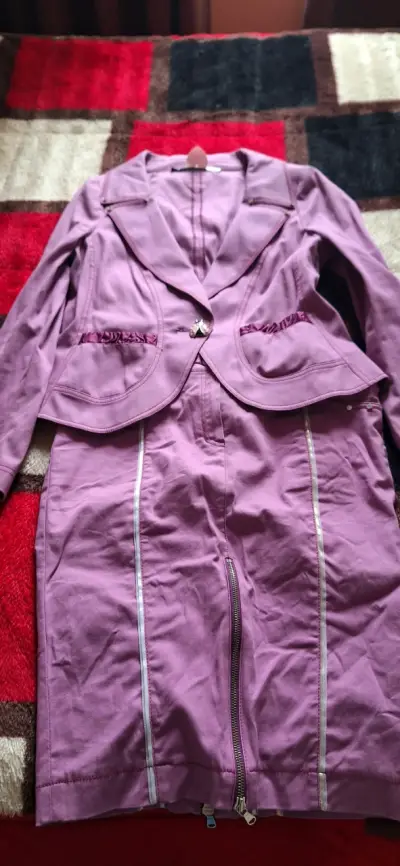 Conjunto de chaqueta y falda morado elegante - miniatura 1
