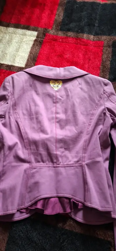 Conjunto de chaqueta y falda morado elegante - miniatura 2