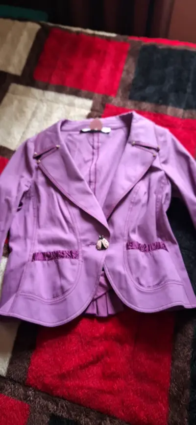Conjunto de chaqueta y falda morado elegante - miniatura 3