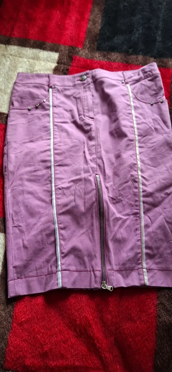 Conjunto de chaqueta y falda morado elegante - 5
