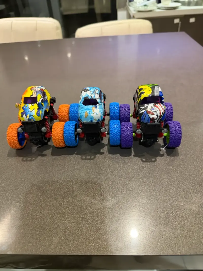 Set de autos de juguete con diseño colorido