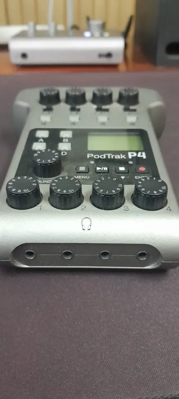 Grabadora de Audio Zoom PodTrak P4 con Múltiples Entradas - 2