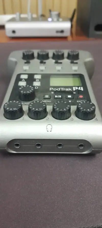 Grabadora de Audio Zoom PodTrak P4 con Múltiples Entradas - miniatura 2
