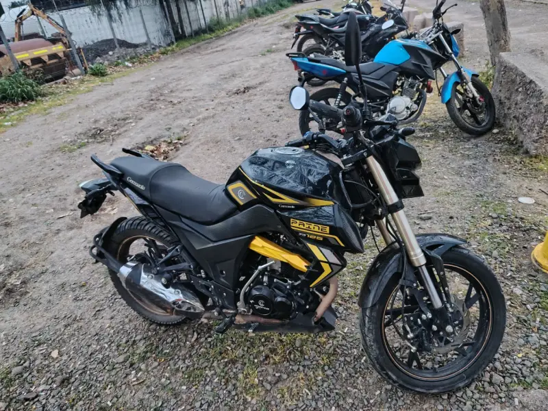 Moto Germania Paine 125cc negra y amarilla