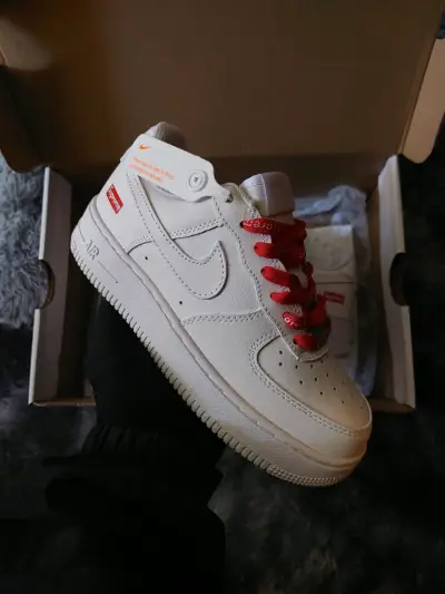 Zapatillas Nike Air Force 1 Supreme Blancas - miniatura 1