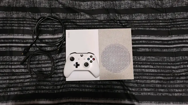 Consola Xbox One S con control y cables