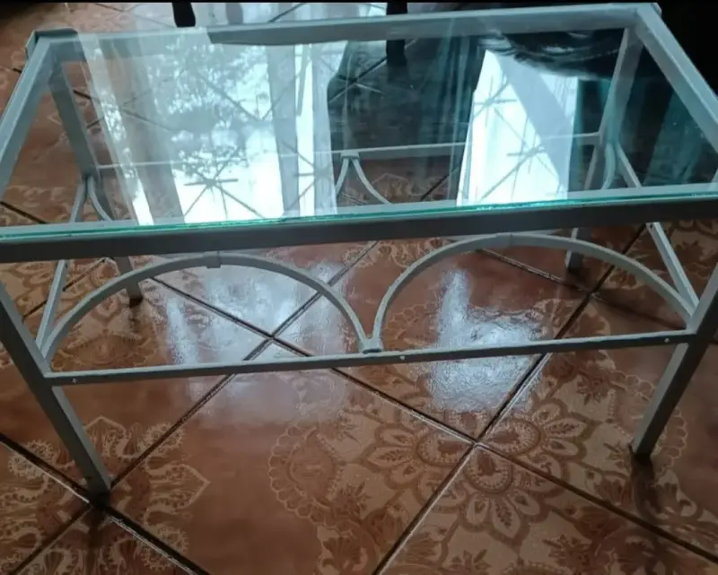 Mesa de centro de vidrio y metal