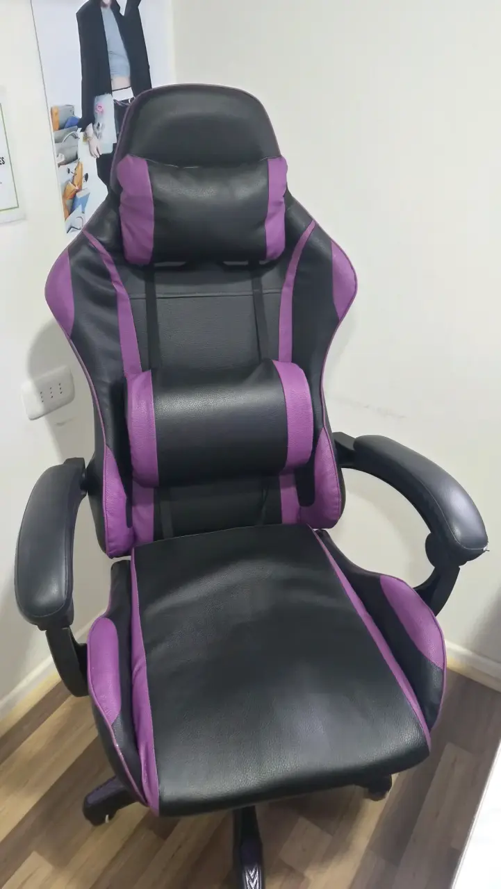 Silla gamer ergonómica negra y morada
