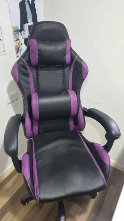 Silla gamer ergonómica negra y morada - miniatura 1