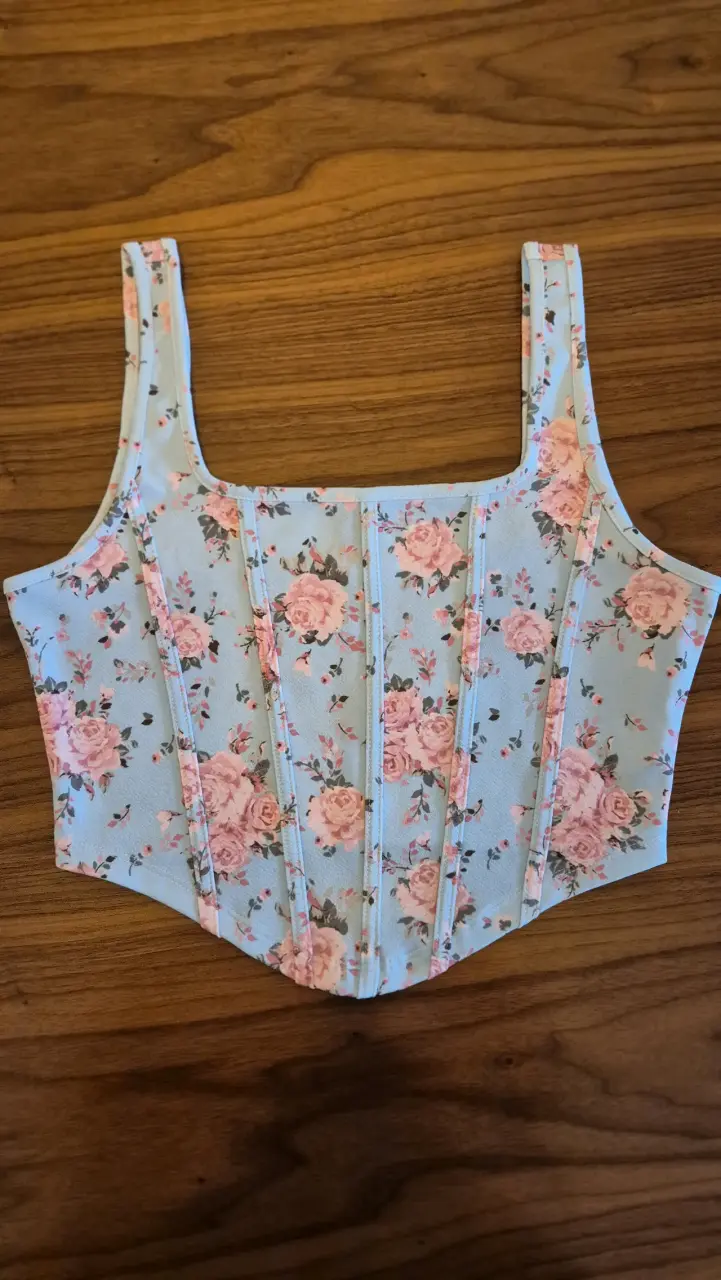 Top floral azul Shein con tirantes