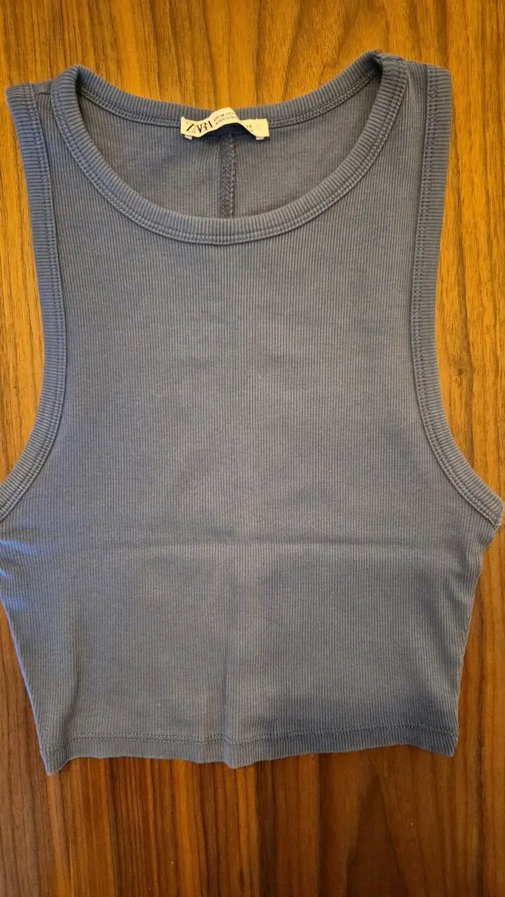 Top sin mangas azul Zara para mujer